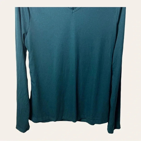 1286. WHITE BIRCH LONG SLEEVE TOP KEYHOLE AND TIE IN BACK SIZE XLARGE - Picture 4 of 9